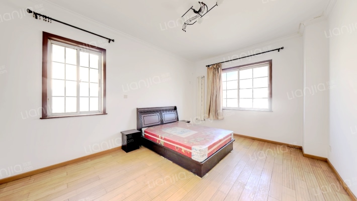 市区精装修的独栋别墅   带大院子-卧室C