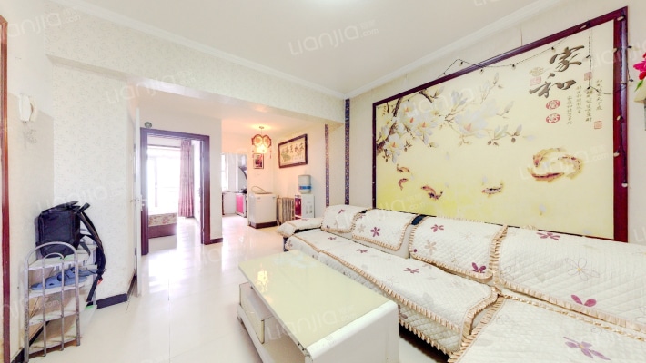 精装修，房本满二，中间楼层 采光好-客厅