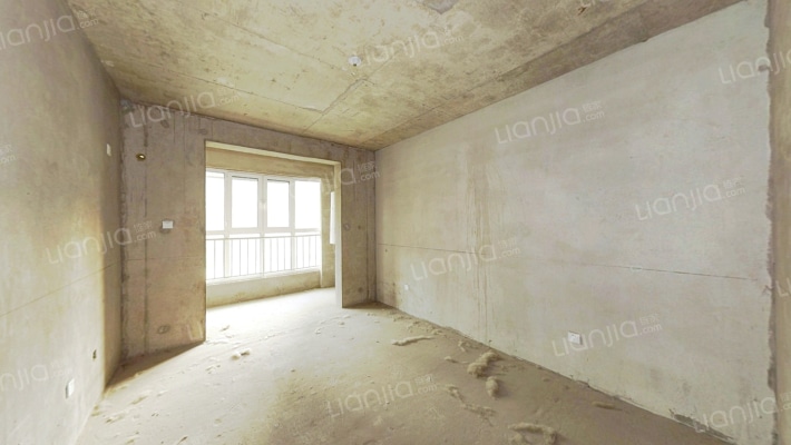 房子是 中间楼层，南北通透。就在马路对 面大三居户.-卧室C