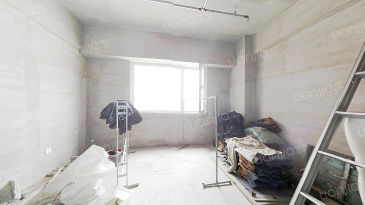 房子的地理位置比较好，出租比较方便，办公自住都合适-客厅