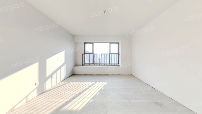 本房是经典的四叶草户型，南北三通透，双明卫，好楼层-客厅