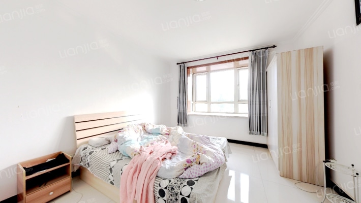 此房子位置佳，院内环境好，楼间距大，采光充足-卧室B