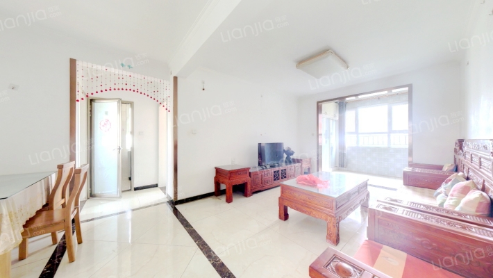 南北通透三居室，户型方正，中间楼层采光充足-客厅