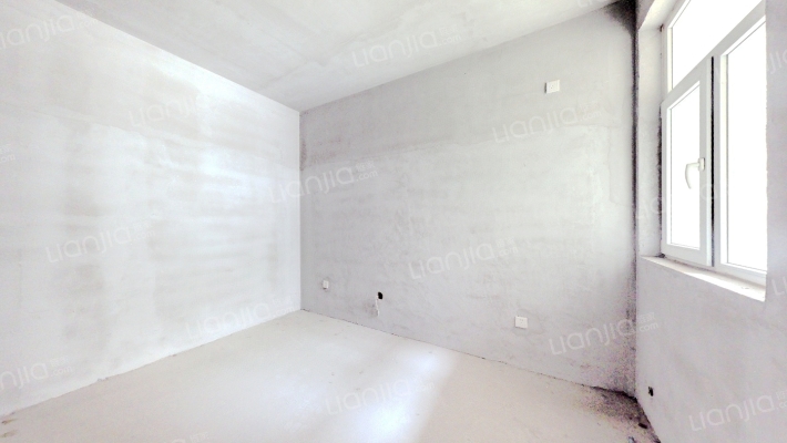 房子属于南向小三居，中间楼层，毛坯房-卧室A