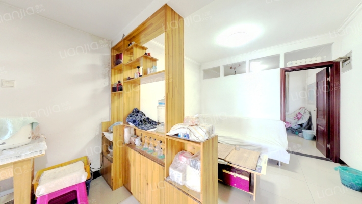 此房是中上楼层，通透，采光好，fangben满五，不唯一-客厅