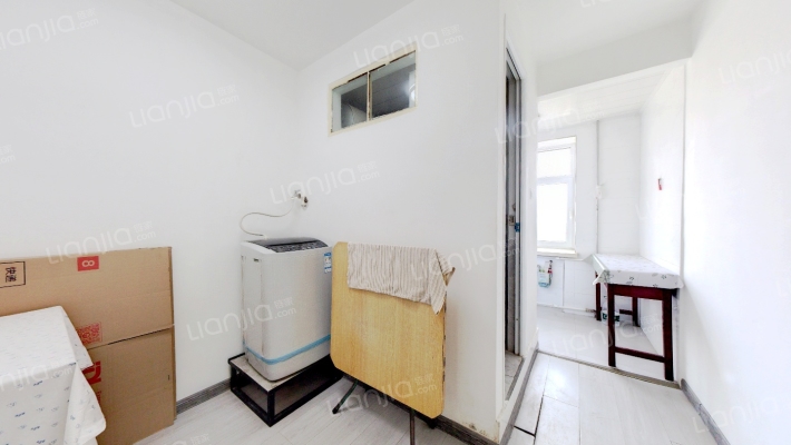 优越的位置、生活配套齐全、社区安全性高-客厅