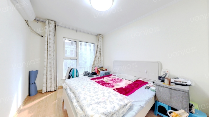 精装两居  南向的户型，精装满二-卧室B