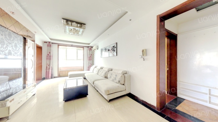 好户型，好楼层三居室，中等装修，位置，楼层很好。-客厅