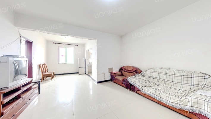 位于华阳路，交通方便 配套齐全  带装修-客厅