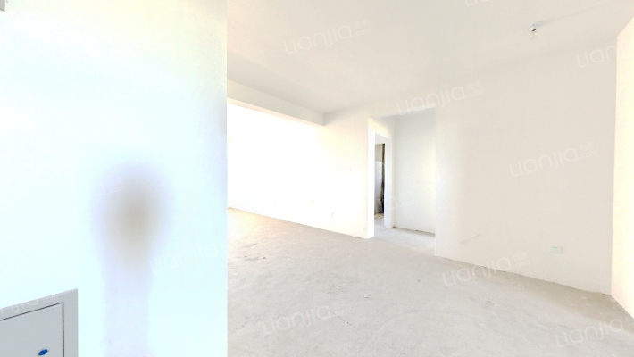 是8层洋房的，毛坯房，三居室，看房方便，采光充足-客厅