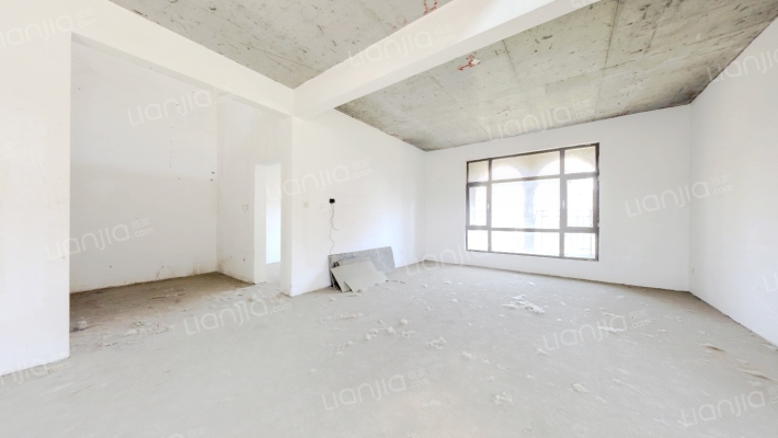 房子是上叠别墅，带电梯 随时看房，纯别墅区-客厅