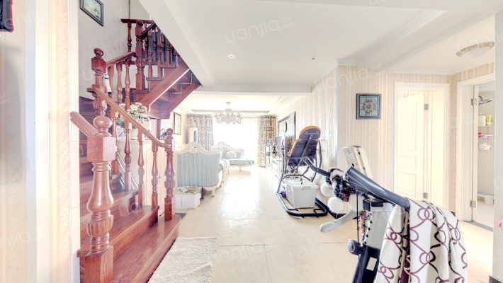 跃层房源，精装修 南北通透，户型方正，采光无遮挡-客厅A