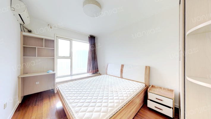 精装修两居，两梯四户，业主诚意出售 房本满二-卧室B