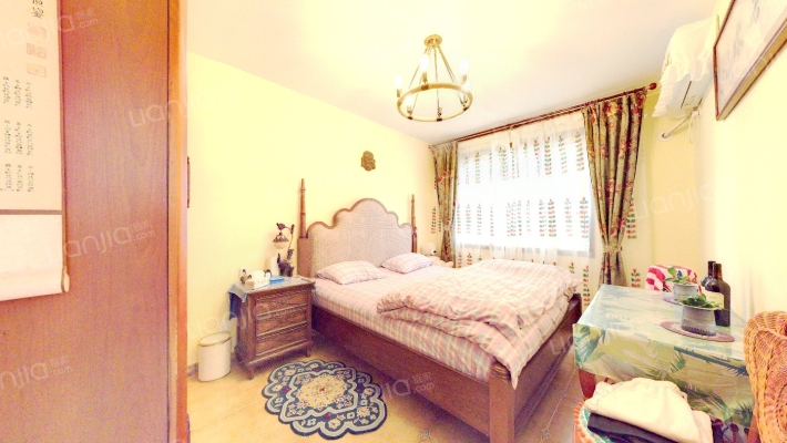 精装带小院，带家具家电，拎包入住。高铁板块-卧室B