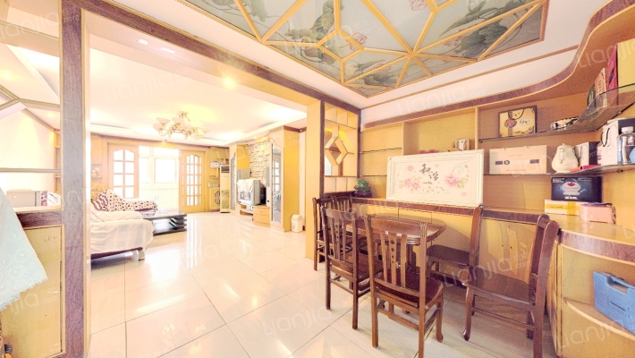 满五年，南北双通透，贯穿客厅，公摊小。-餐厅