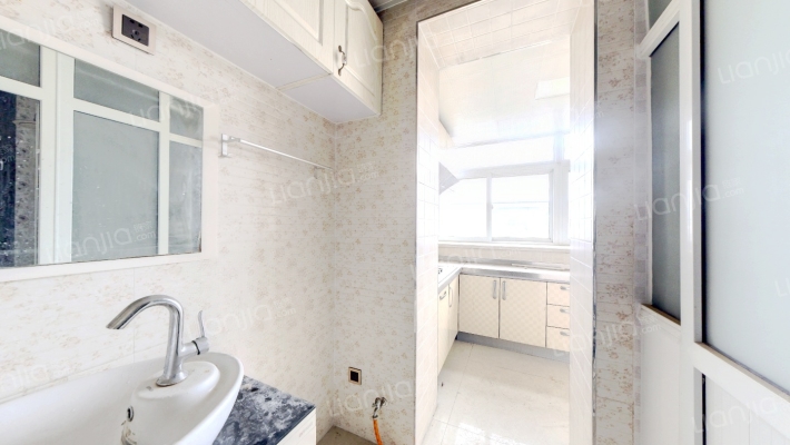 房子属于南北通透两居，高楼层集中供暖-餐厅