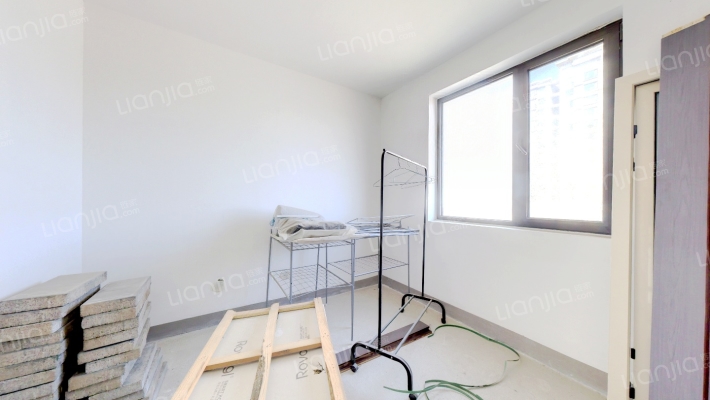 高铁旁边，交通方便，南北通透大三居-卧室A