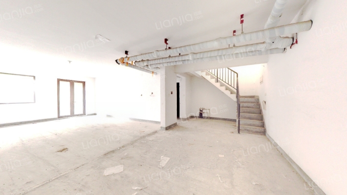 此房是下叠，带前后院子，下沉式花园，房本满二-餐厅A