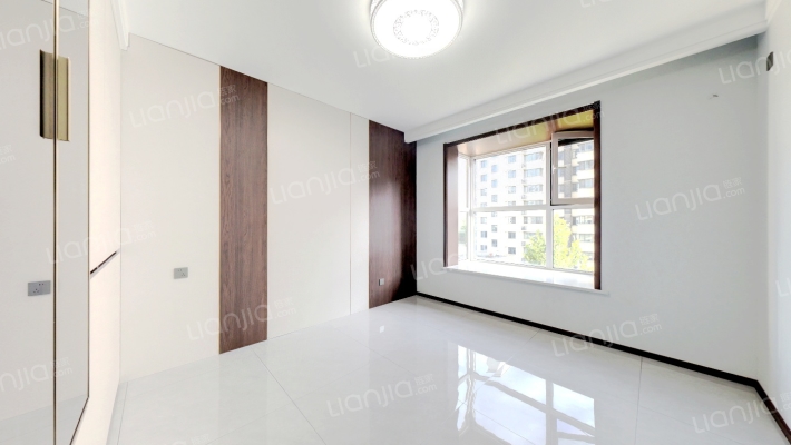 此房房产证满二了，南北通透大三居，带有车位-卧室B