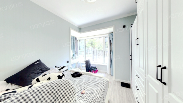 此房是下跃 5居两卫 186平 精装修就花了60多万-卧室E