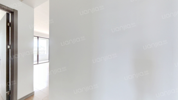 开发商自带装修， 南北通透三居 三面朝南  。-客厅