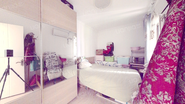 精装修，满二，经典南向小三居，低楼层，出行方便-卧室A