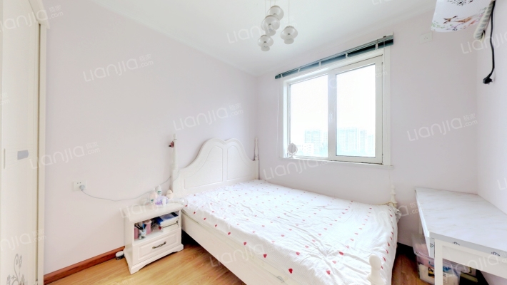 精装修 南北通透三居室 中间楼层 全天采光无遮挡-卧室B