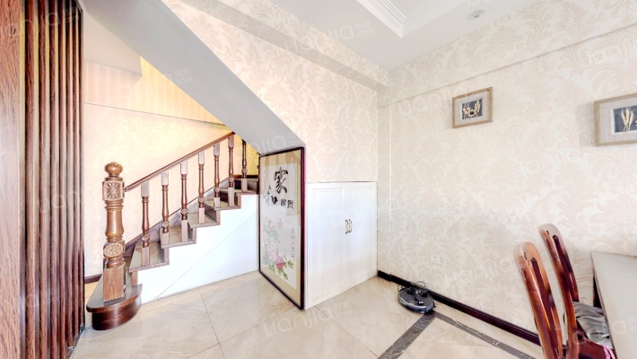 范阳路沿线 5居室 精装修 采光充足 跃层户型-餐厅