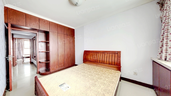 房本满二，南北通透格局，采光好，一楼带院，带地下室-卧室A