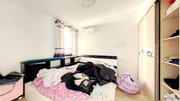 此房房本满二  通透三居室  格局合理 集中供暖-卧室A