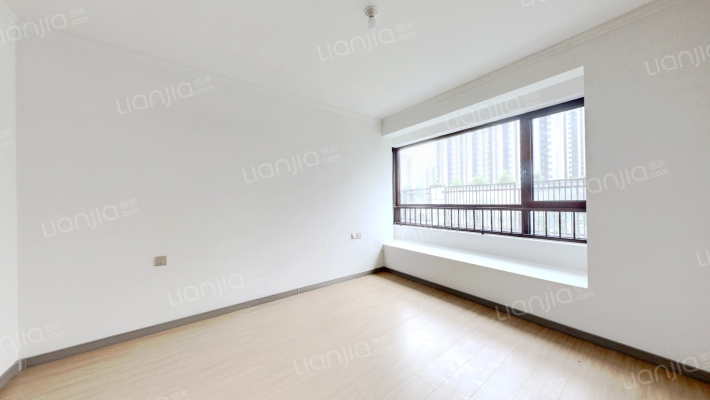 开发商自带装修， 南北通透三居 三面朝南  。-卧室B