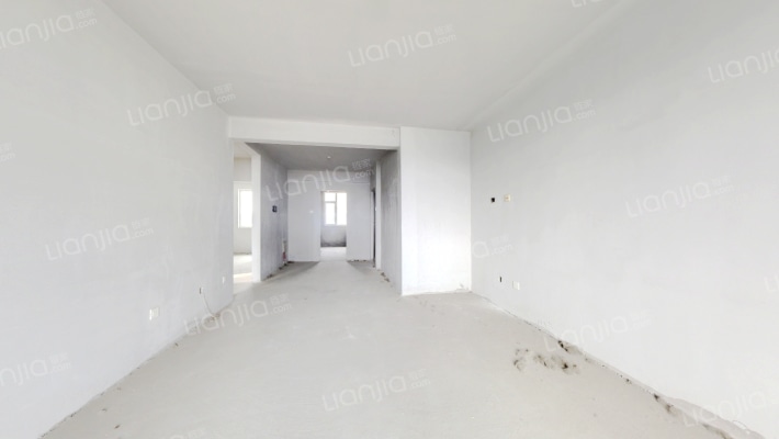 此房还有半年满五了，毛坯房，看房方便，采光好视野好-客厅