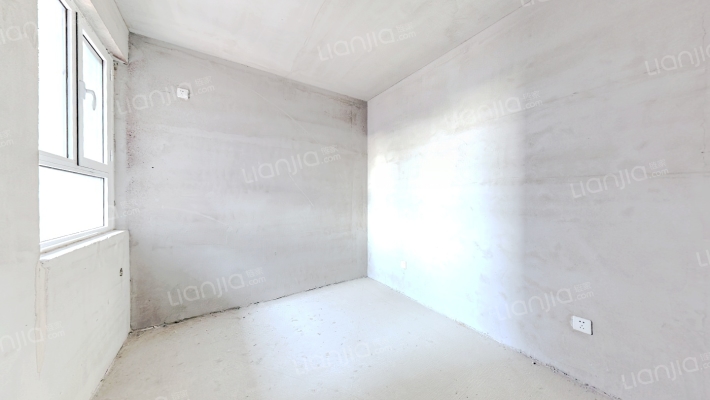 北边是钻石购物广场，影院，小区楼下自带底商-卧室A