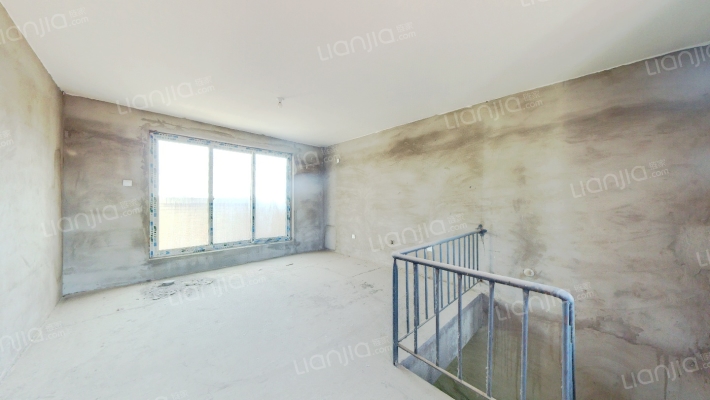 集中供暖，6跃7，上下两层，带露台，有钥匙随时看房-客厅B