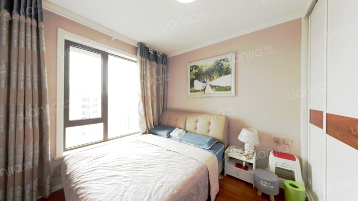 精装修 南北通透三居，户型方正。高楼层，采光好-卧室C