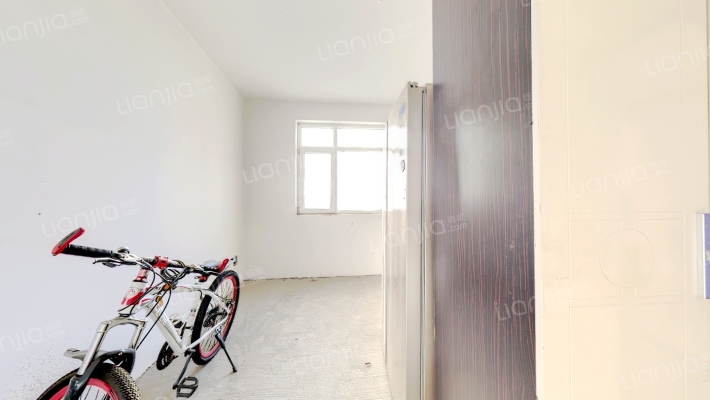 此房南北通透，房本满五唯一，过户费低，公园式社区。-卧室A