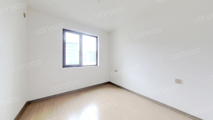 房主急售，南北通两居，开发商木地板装修-卧室B