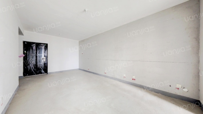 集中供暖  南向两居室   明厨明卫-客厅