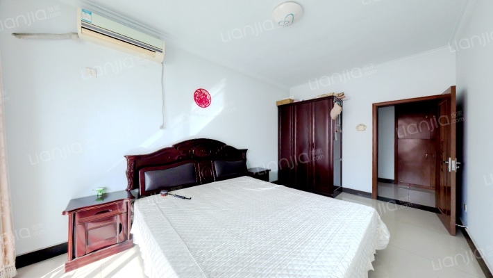 南北通透大三居，客厅朝南，户型方正，房本满五-卧室A