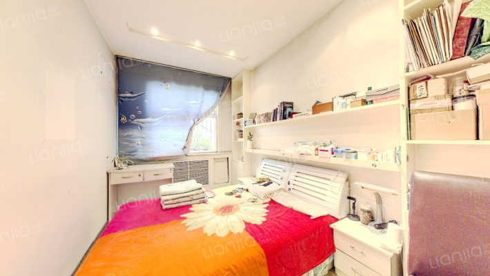 此房南北格局，带装修，交通便利，出门就有公交-卧室C