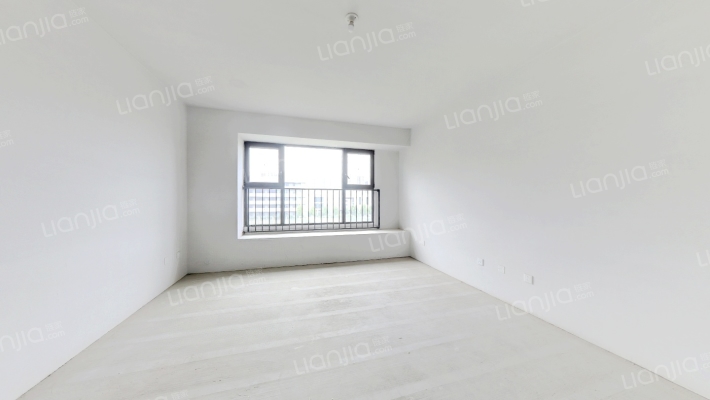 本房是经典的四叶草户型，东边户，双明卫-客厅