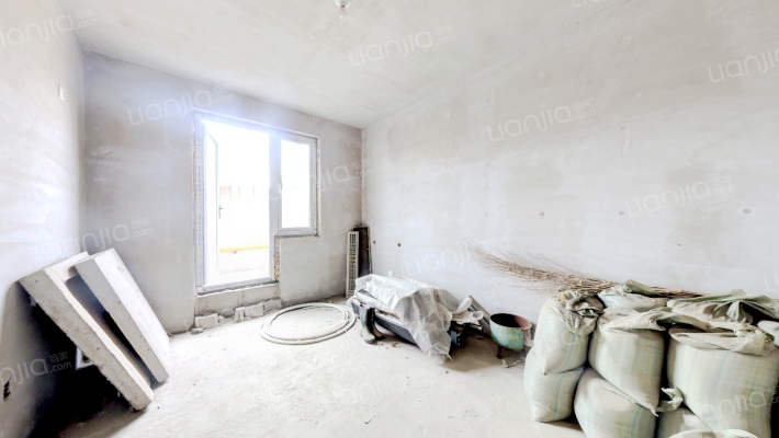 此房南北通透，三室两卫，三阳户型，大露台140平-卧室B