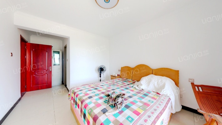 小区里面少有的三居双卫户型  简单装修  南北通透-卧室C