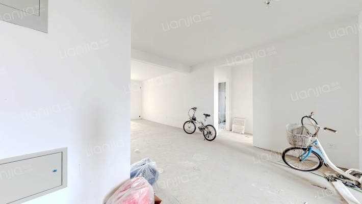 小区自带幼儿园，高铁洋房大三居，随时看房-客厅