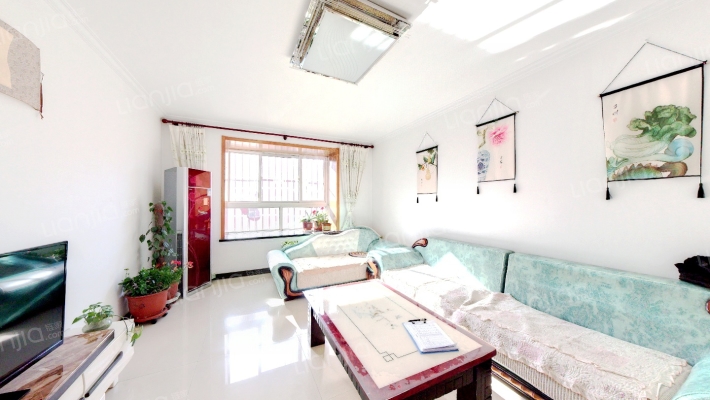 一梯两户板楼，小区密度低，车位充足。-客厅