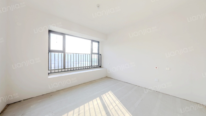 本房是经典的四叶草户型，南北三通透，双明卫，好楼层-卧室C