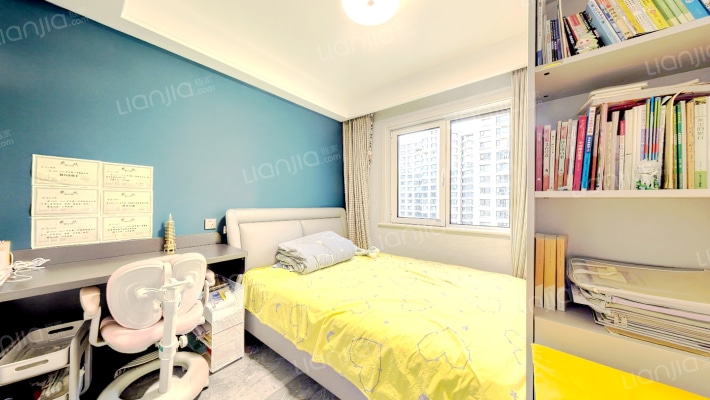 出门华阳路，老城区近二康医院，精装修南北大三居-卧室C