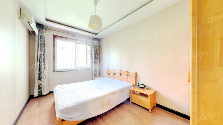 联排别墅，上下两层，全天采光，房本满五-卧室C