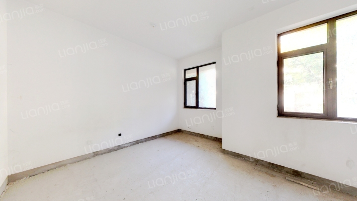 此房是下叠，带前后院子，下沉式花园，房本满二-卧室C