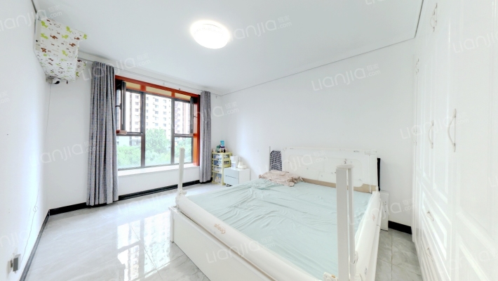 新干线，精装大三居，楼层采光好，户型格局方正-卧室C